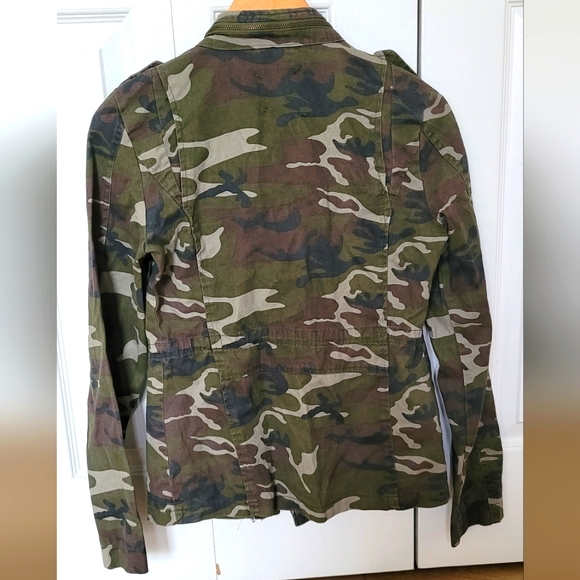 3 for $15 Camo pattern jacket. Size small - Picture 2 of 6